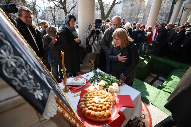 Патриарх Неофит беше погребан до катедралния митрополитски храм "Св. Неделя"