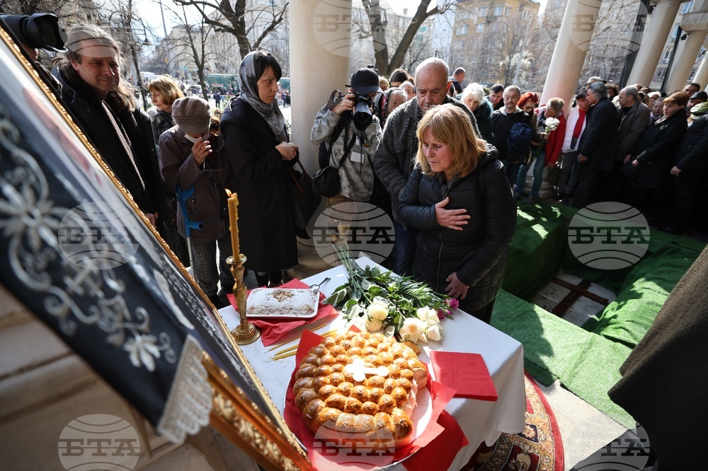 Храм "Св. Неделя" - Патриарх Неофит - погребение