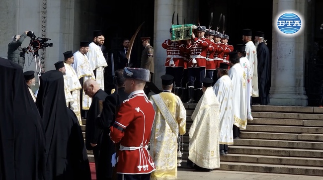 Патриарх Неофит беше погребан до катедралния митрополитски храм "Св. Неделя"