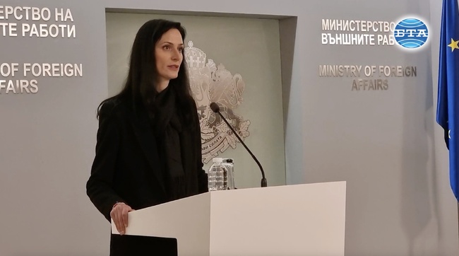 Всички моряци са в добро здраве, намират се на борда на индийския военен кораб, каза Мария Габриел за българите от отвлечения кораб "Руен"