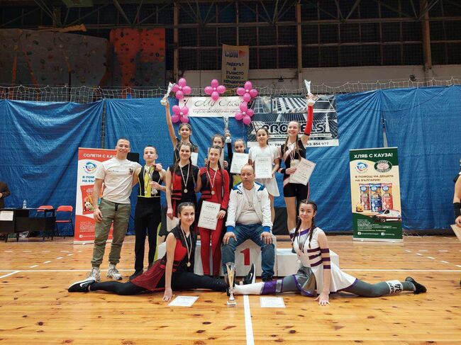 Община Ловеч: Два златни и три сребърни медала за „Роксмайл“ в първото за сезона състезание