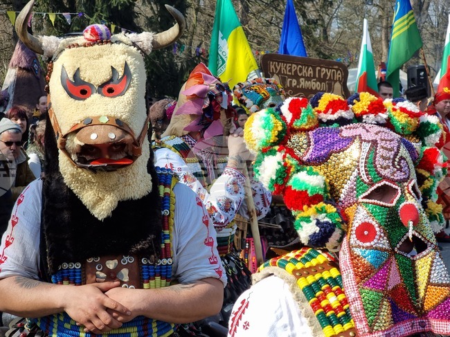 Конкурсът „Моята Кукерландия – нарисувай ми кукер“ търси най-добрите творби на ученици от цялата страна