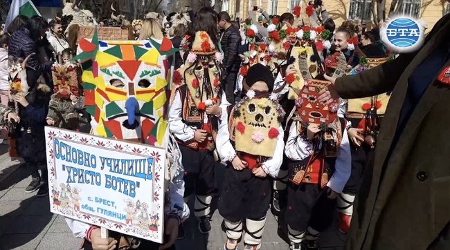 С кукерско шествие, хлопки, гайди, тъпани и народни хора в Плевен празнуваха Сирни Заговезни