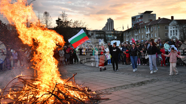 С кукерски игри и прескачане на огън ще отпразнуват Сирни заговезни в Разград