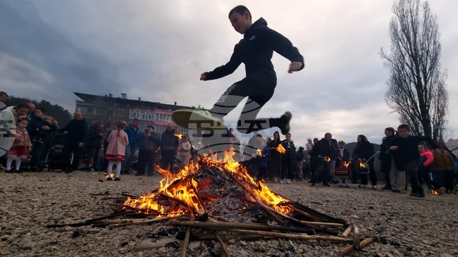 Трапеза с подчертано обреден характер, обичаят хамкане, огньове, маскарадни игри и прошка бележат Сирни заговезни в Ловешкия край