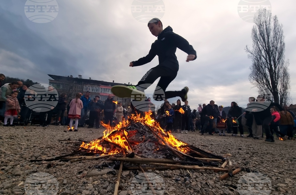 Трапеза с подчертано обреден характер, обичаят хамкане, огньове, маскарадни игри и прошка бележат Сирни заговезни в Ловешкия край