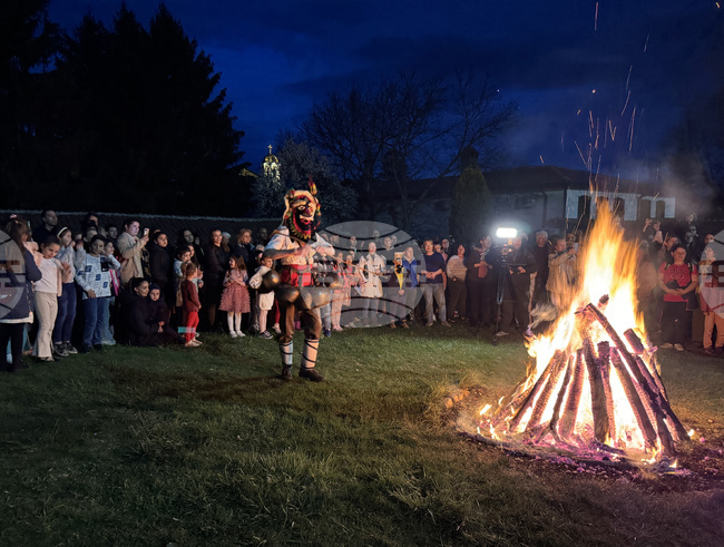 Всичко, което хората правят на Сирни Заговезни, се основава на вярата, каза председателят на казанлъшкото читалище „Жар“ Дора Петкова