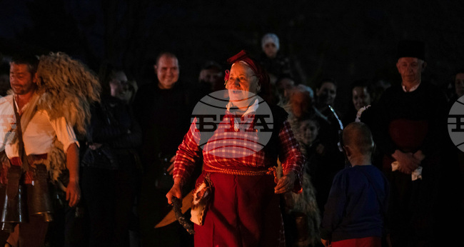 За 32-ра поредна година в Казанлък организират ритуала "По клади" на Сирни Заговезни