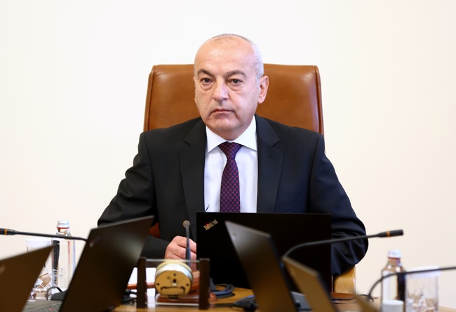 Ще обявим търг за доставка на втечнен природен газ за България, заяви служебният премиер Гълъб Донев