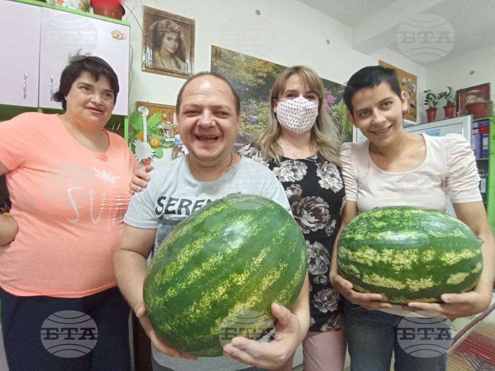 Производител на дини от Ямболско дари част от продукцията си на Дневен център за хора с увреждания