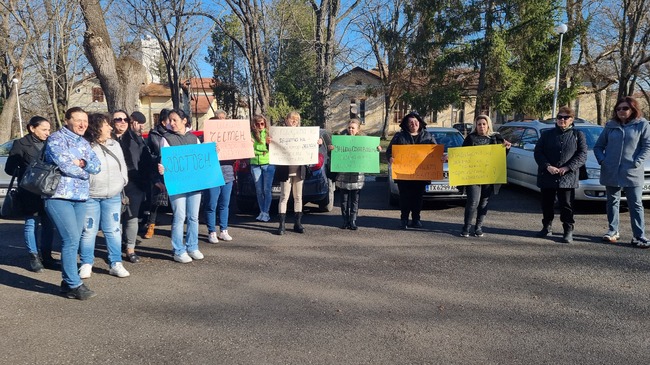 Родители протестираха в двора на Професионалната гимназия по ветеринарна медицина в Добрич срещу избора на нов директор на училището