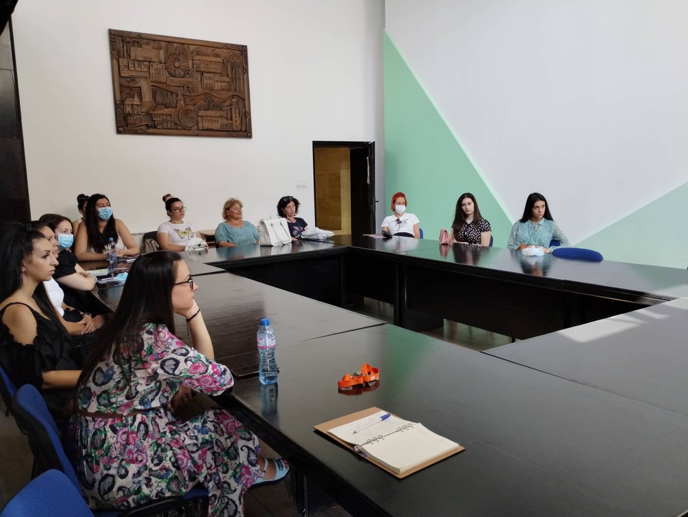 Бъдещи майки от Благоевград присъстваха на лекция, проведена от Алианса на българските акушерки