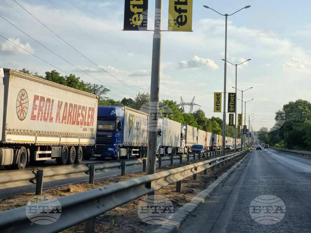 Long Queues of Trucks at Both Danube Bridges between Bulgaria and Romania