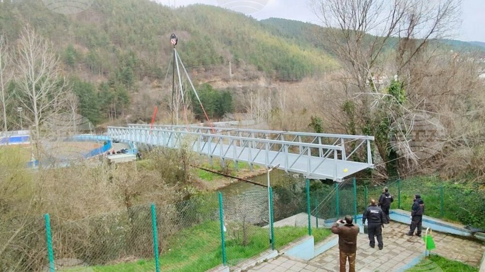 Община Своге подмени стария въжен мост при Градския стадион