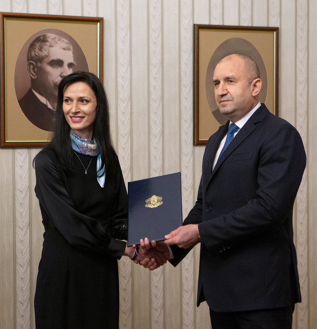 Президентът Румен Радев връчи мандат за съставяне на правителство на Мария Габриел, посочена като кандидат за министър-председател от ПГ на ГЕРБ-СДС