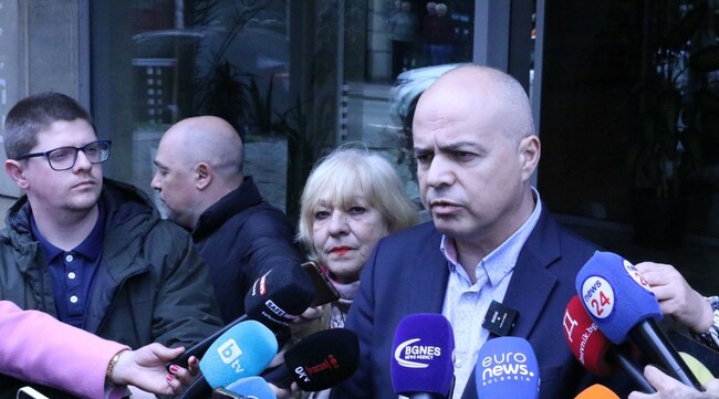 Георги Свиленски: Докато Петков се моли на Борисов да не връща мандата, Пеевски им пише споразумението