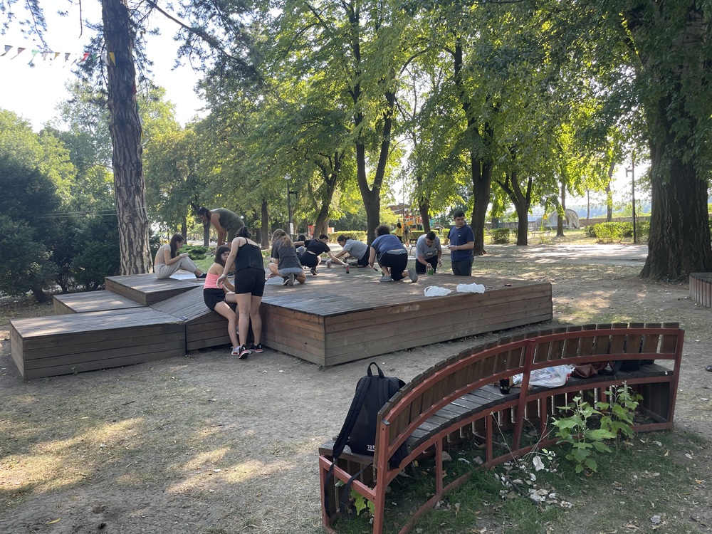 Младежите от стажантската програма на Община Видин обновяват пространството около БиблиоПощата