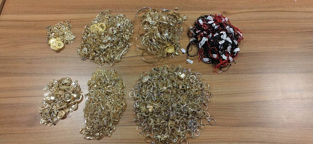 Контрабандни златни накити за над 400 000 лева откриха митническите служители на МП Капитан Андреево 