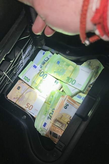 Апелативна прокуратура – Пловдив: Районна прокуратура – Хасково привлече като обвиняем чужд гражданин за недекларирана валута в общ размер на 371 607 лева, открита в лек автомобил на ГКПП „Капитан Андреево“