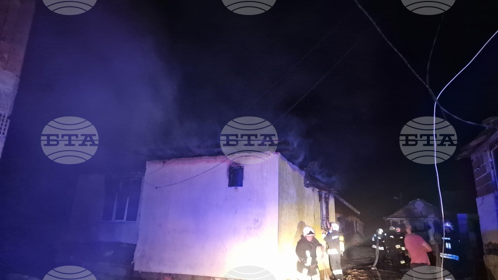 Пожар гори в ромската махала на смолянския квартал "Устово", изгорели са две къщи