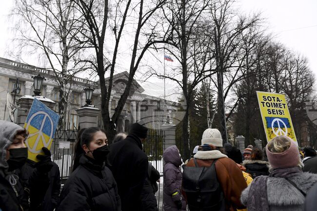Финландската посланичка в Москва бе извикана в руското външно министерство заради изгаряне на знамето на Русия в Хелзинки