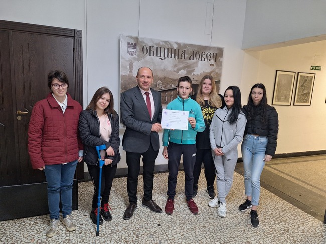 Община Ловеч: Ученици от СУ „Св. Кл. Охридски“ направиха дарение за Спортната зала