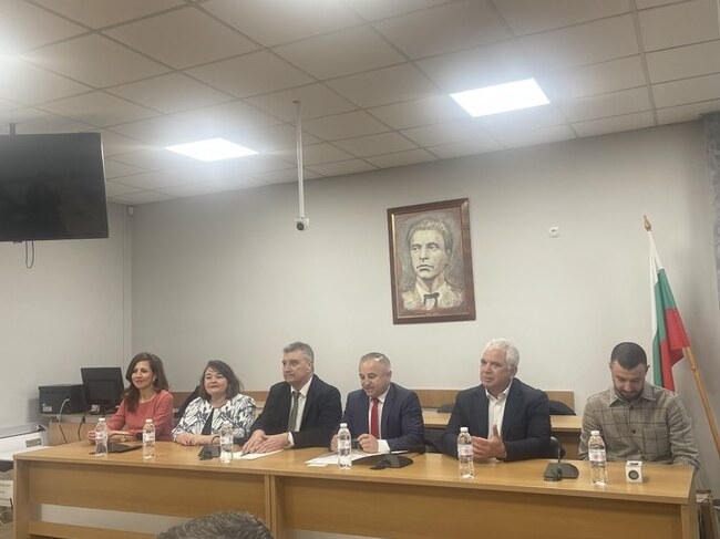 УНСС: Две допълнителни пробни матури по български език и литература ще организира УНСС – на 12 април в Сандански и на 13 април в Петрич