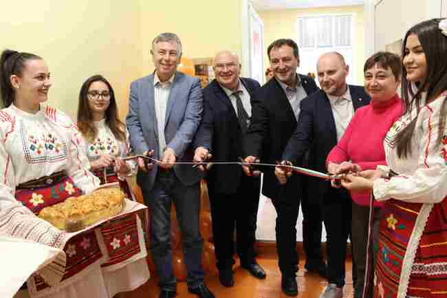 Областна администрация Русе: Световна компания за мебелен обков откри учебно-демонстрационен център в ПГ по дървообработване