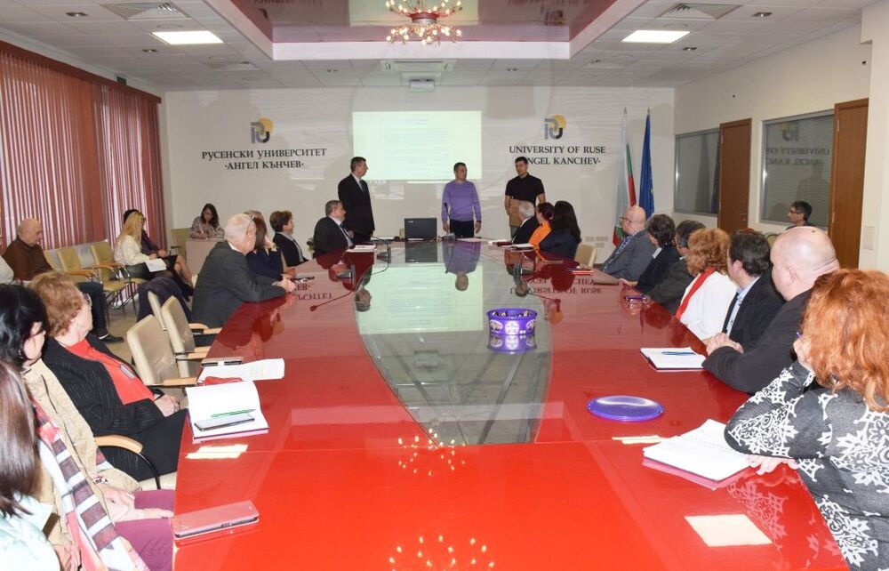 Русенски университет „Ангел Кънчев“: Студентът и плувец Теодор Цветков дари сертификата от световния си рекорд на Гинес и на Русенския университет