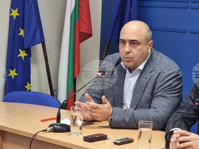 Трябва да търсим всяка възможност за решаване на проблема с безводието в Плевен, заяви общинският съветник Владислав Николов 