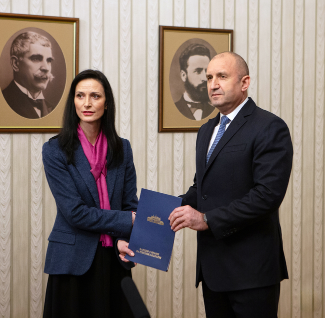 Президентът Румен Радев подписа указ, с който предлага на 49-ото Народно събрание да избере за министър-председател кандидата, предложен от първата по численост парламентарна група