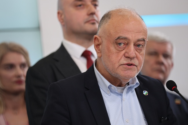 Атанас Атанасов призова президента да оттегли указа си за гласуване на предложения от Мария Габриел състав на кабинет