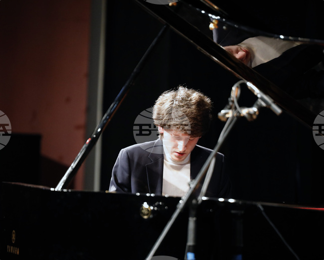 Пианистът Емануил Иванов свири Барток, Гершуин и Мануел де Файя на концерт във Варна