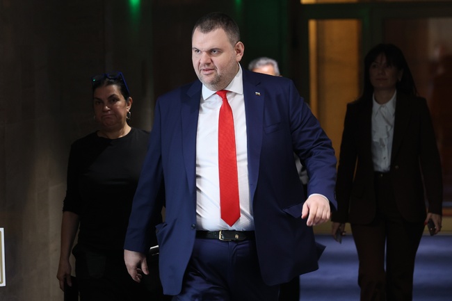 Текстът на споразумението, за който се говори, лично сме го написали с Кирил Петков и е съгласуван с ГЕРБ, каза Делян Пеевски