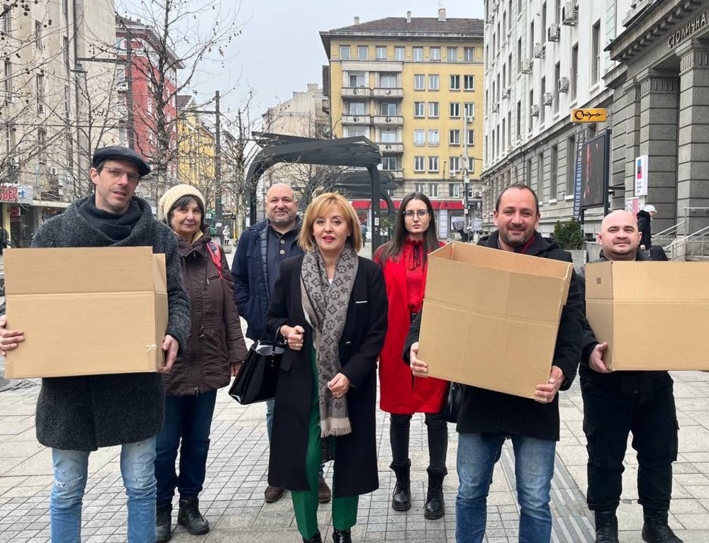 Манолова: Нова победа в битката с мобилните оператори