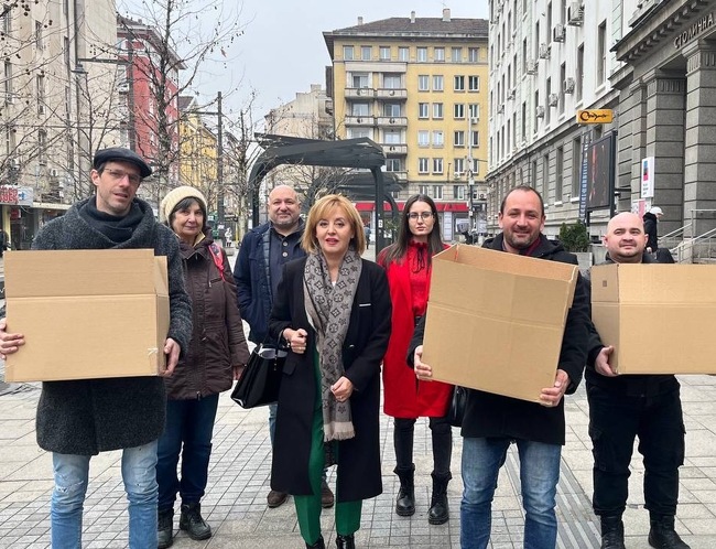 Манолова: Нова победа в битката с мобилните оператори