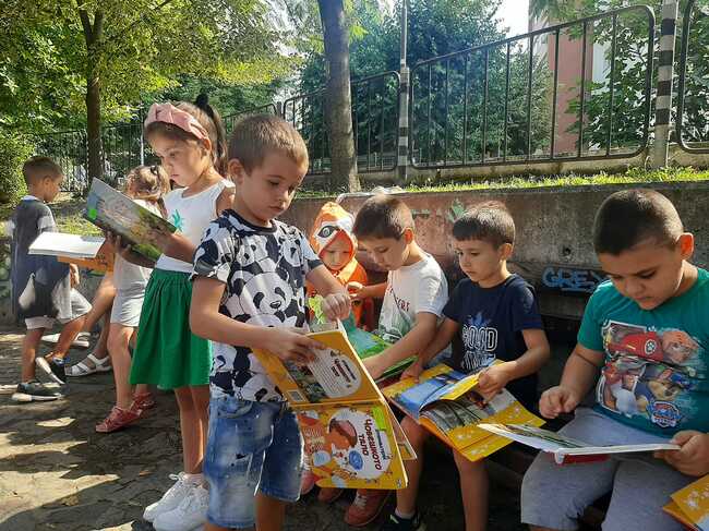 Книжките самоходки откриха своите малки читатели в парка на Благоевград
