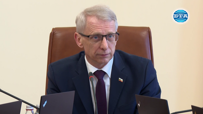 Трябва да се абстрахираме от всякакви емоции и да продължим да си вършим работата, заяви министър-председателят в оставка Николай Денков