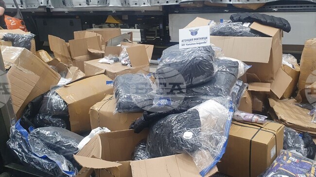 Над 54 000 стоки с лого на защитени марки са задържани при три проверки на товарни автомобила от Турция на „Капитан Андреево“