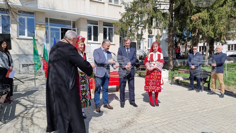 Откриха санираните сгради на полицията и на жилищен блок в Севлиево