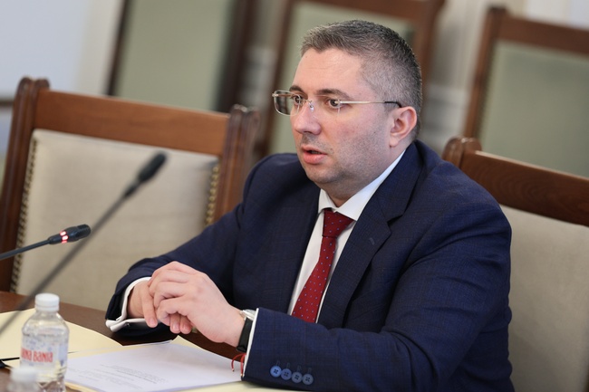 Хората с увреждания, които ползват електромобили, също да получават безплатни винетки, предвижда законопроект, приет на първо четене в ресорна комисия