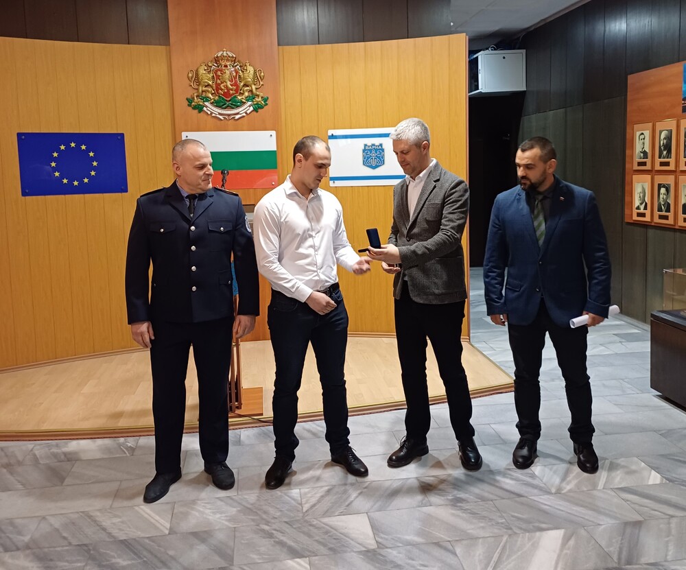 Община Варна: Кметът Благомир Коцев награди общински полицай за 10-те разкрити от него престъпления само за 3 месеца