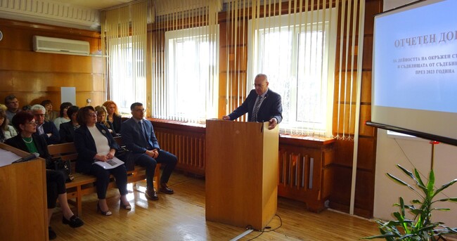 Годишният отчетен доклад за дейността на Окръжен съд – Разград и на районните съдилища в съдебния район бе представен днес на Общо събрание на съдиите в зала № 5 на съдебната палата