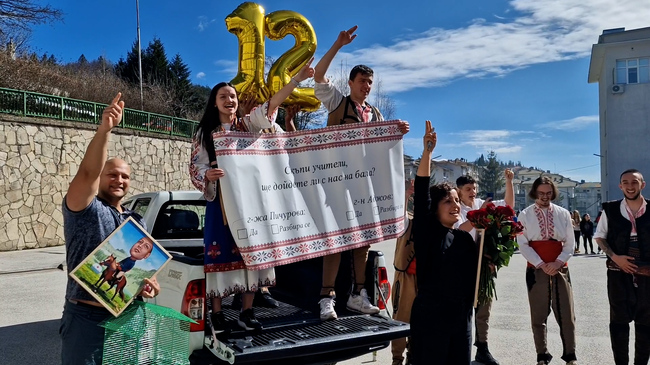 С народни носии и под звуците на каба гайда абитуриенти поканиха учители на бала си