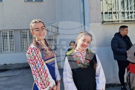 Смолян - абитуриенти - покана учители за бала