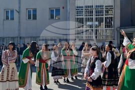 Смолян - абитуриенти - покана учители за бала