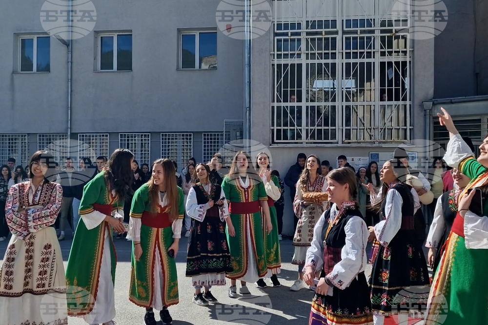 Смолян - абитуриенти - покана учители за бала