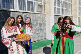 Смолян - абитуриенти - покана учители за бала