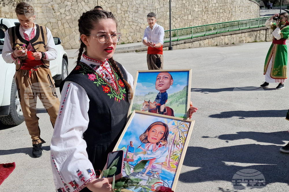 Смолян - абитуриенти - покана учители за бала