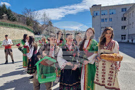 Смолян - абитуриенти - покана учители за бала